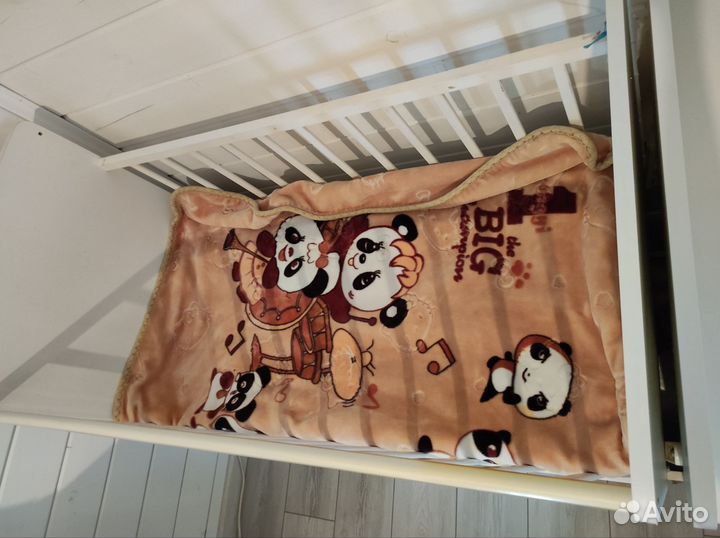 Детская кроватка с маятником