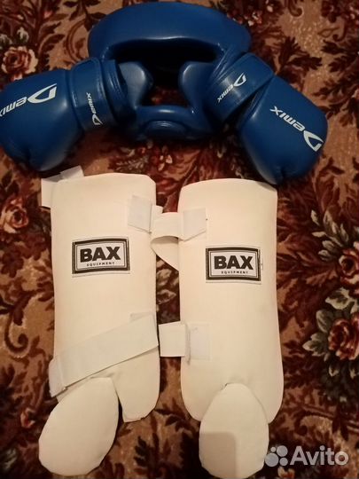 Щитки, перчатки, шлем