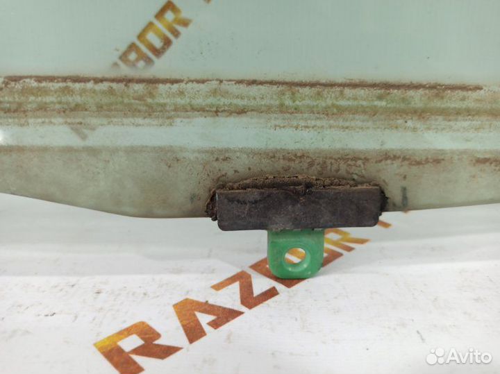 Стекло двери опускное переднее правое Toyota