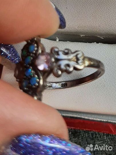Серебряное кольцо с мерцающими опалами