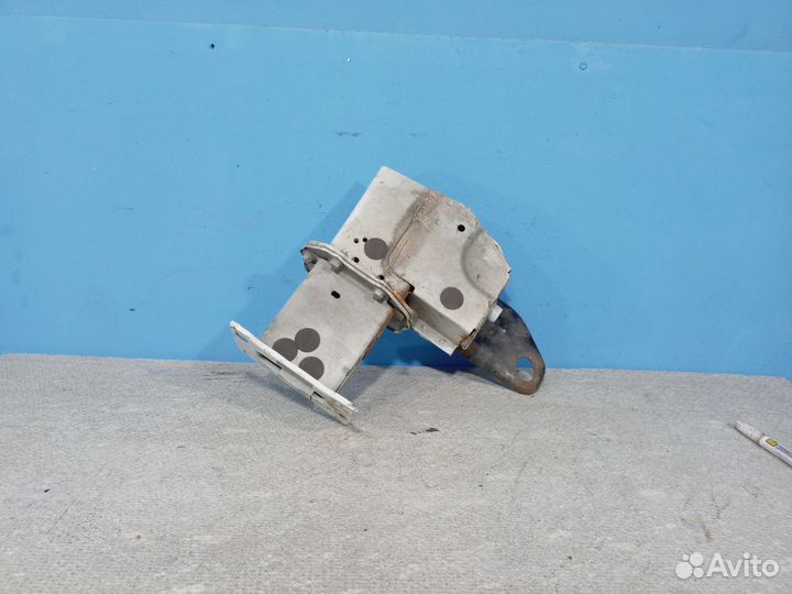 Кронштейн усилителя переднего бампера правый Kia C