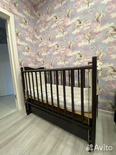Детская кроватка с маятником