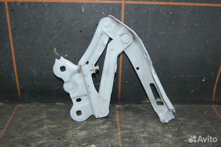 Петля капота левая - Skoda Superb 3