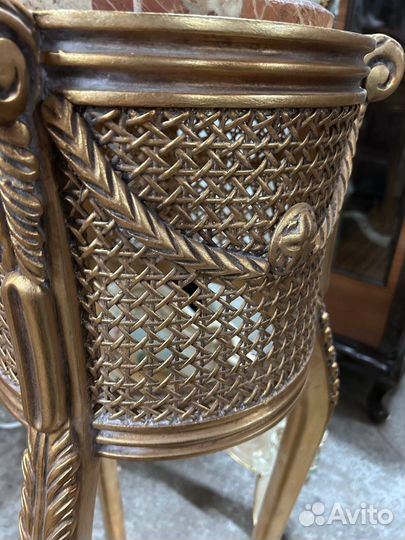 Подставка для цветов. Кашпо. Антикварная мебель