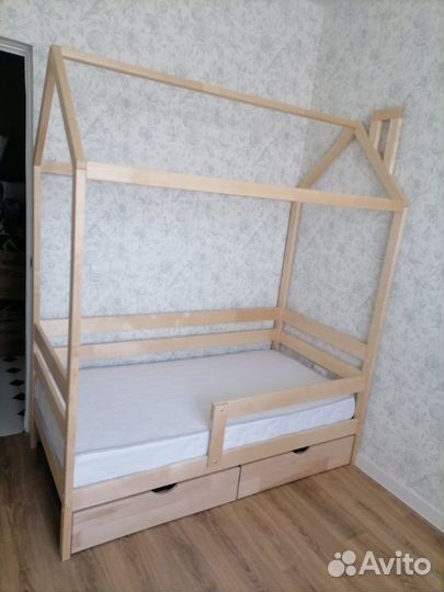 Кровать-домик с ящиками и матрасом