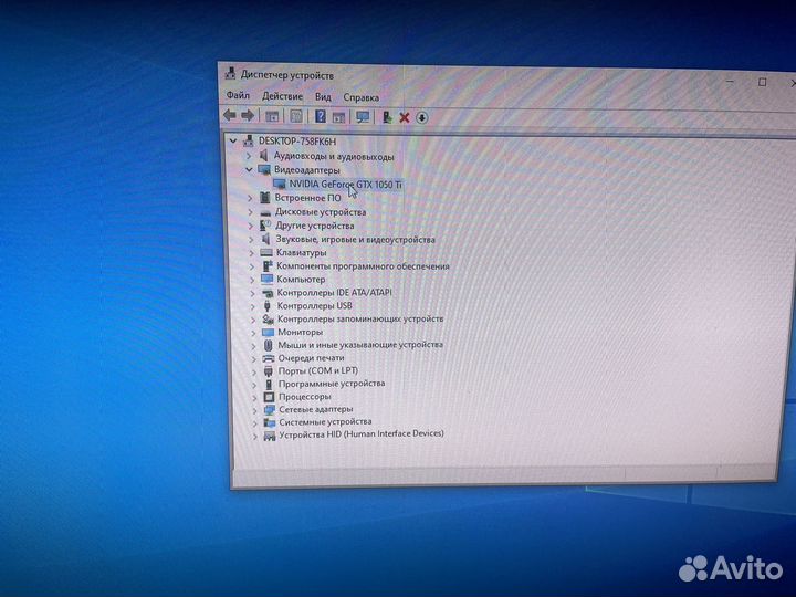 Игровой компьютер с монитором и клавиатурой