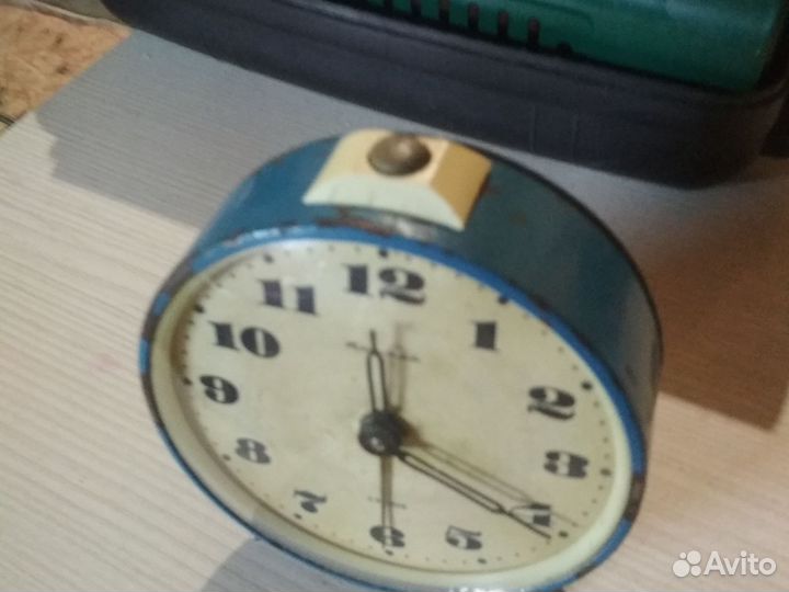 Часы будильник янтарь СССР