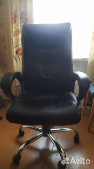 Компьютерное кресло с функцией качалки
