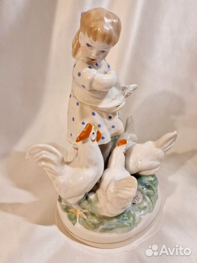 Фарфоровая статуэтка Девочкакормит кур