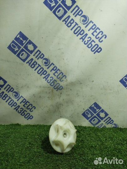 Крепление запасного колеса Nissan Tiida хэтчбек