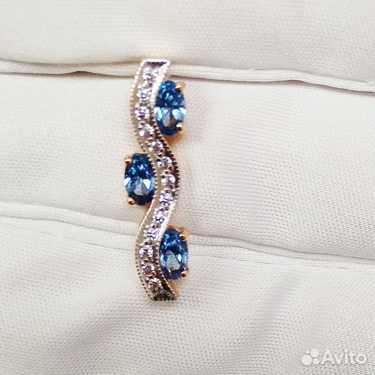 Золотая подвеска с камнем