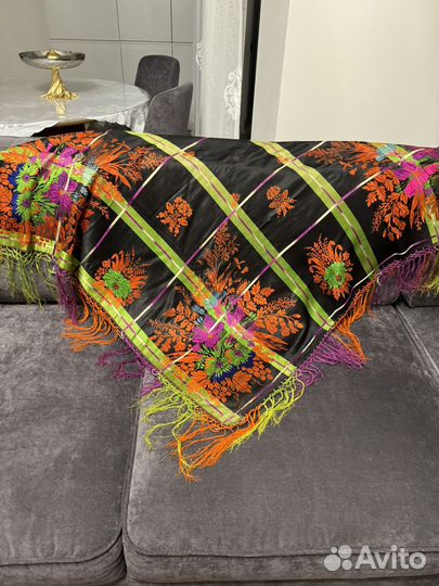 Очень старинный платок размер 1м на 1м