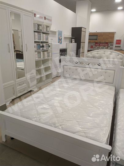 Кровать массив