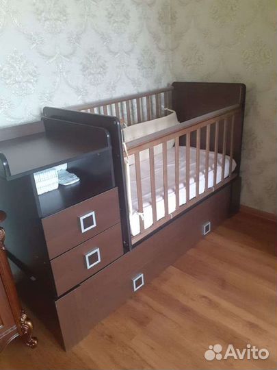 Детская кроватка с продольным маятником