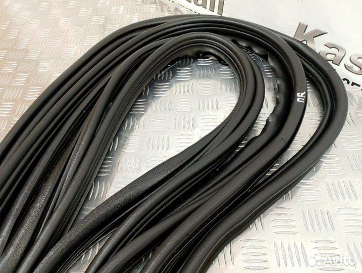 Уплотнительная резинка боковой двери Renault