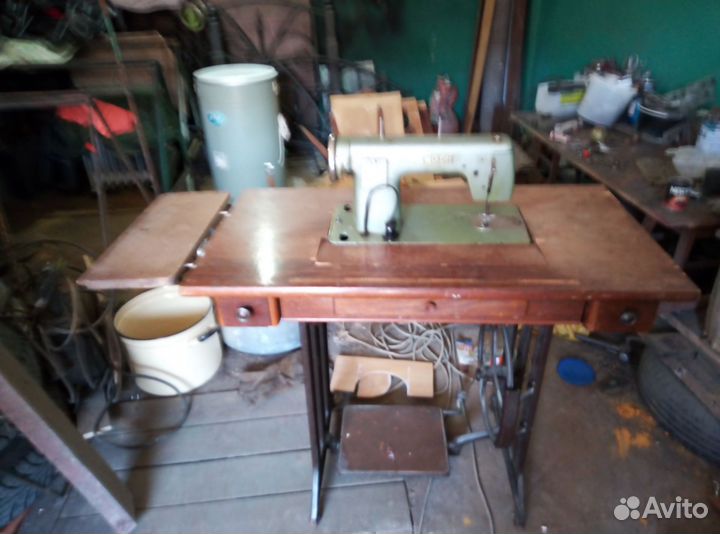 Швейная машина Kohler в тумбе
