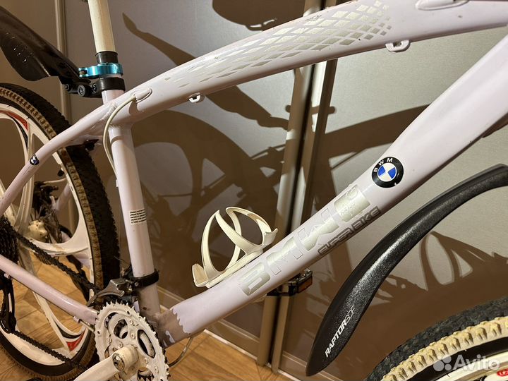 Велосипед BMW на литых дисках