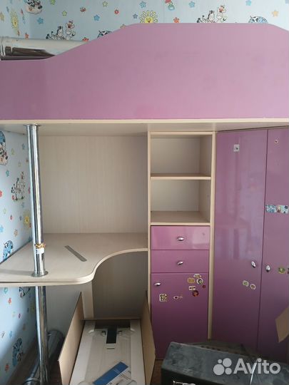 Кровать чердак со столом и шкафом
