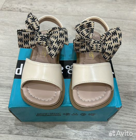 Сандалии новые