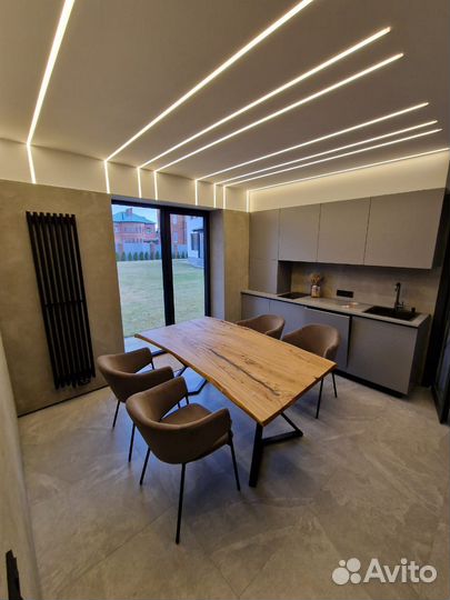 Обеденный стол из дерева