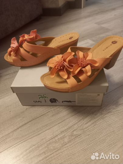 Шлепанцы женские