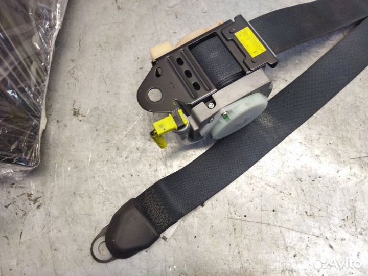 Ремень безопасности передний левый Toyota Corolla