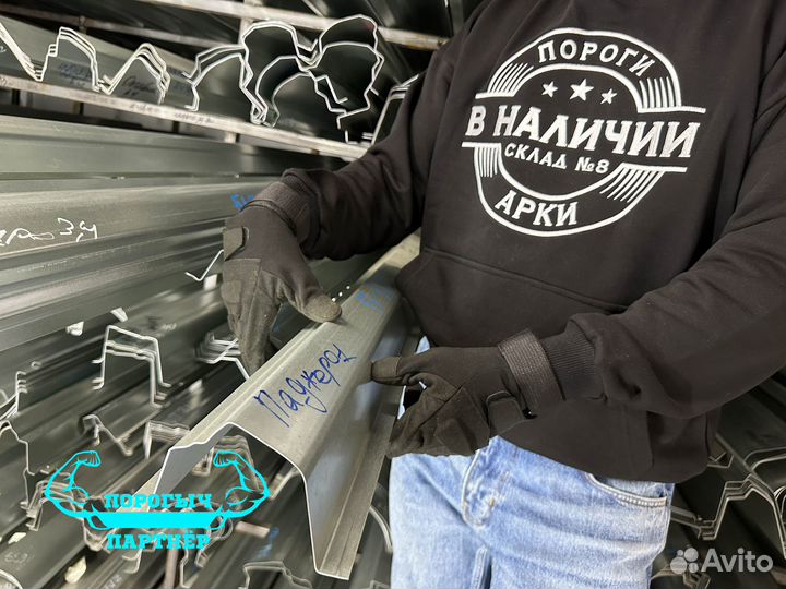 Правый кузовной Порог Mitsubishi Pajero 1