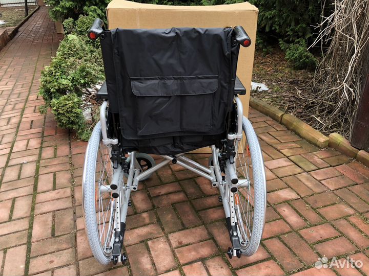 Инвалидная коляска с регулировкой высоты подножек