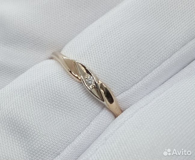 Золотое кольцо с бриллиантом 16,5р