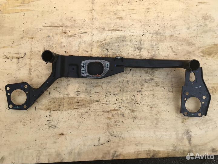 Передние траверса крепления двс audi A4 B7