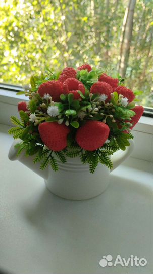 Клубника и малинка в лейке