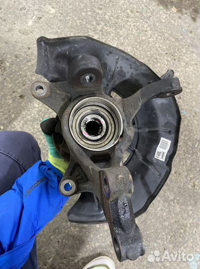 Левый передний поворотный кулак Toyota Camry 40