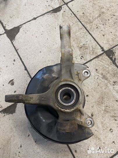 Поворотный кулак передний левый Honda Fit