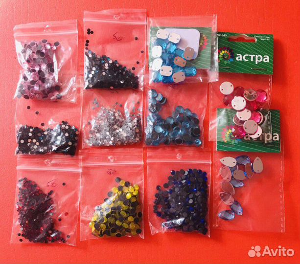 Бусины, полубусины, стразы, пайетки