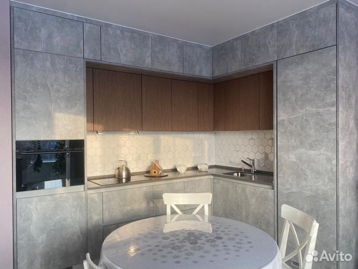 Кухня на заказ под потолок