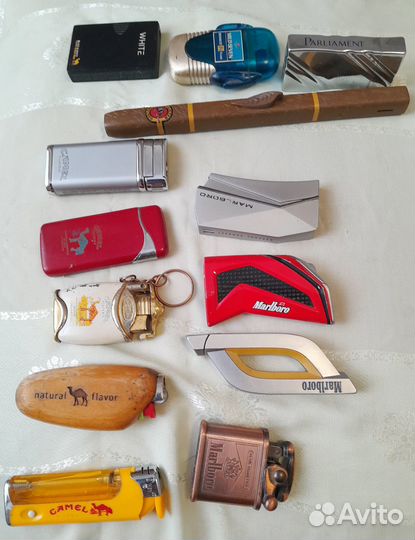 Комплект из 13 зажигалок - рекламы сигарет сигар