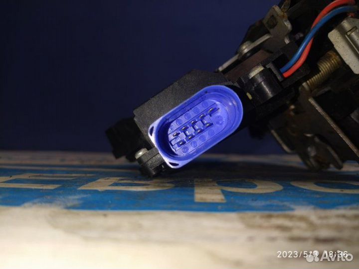 Замок двери пер. прав. Volkswagen Touareg 7L 03-10