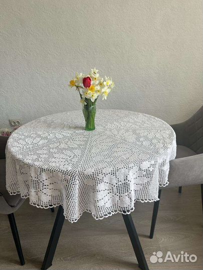 Скатерть белая круглая,диаметр 130 см