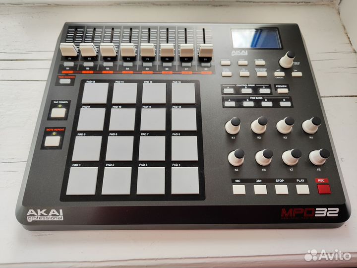 Akai MPD 32