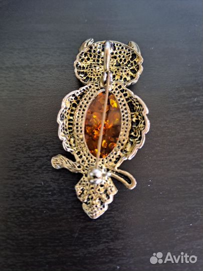 Брошь янтарь
