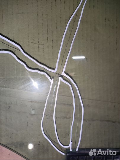 Заднее правое стекло Hyundai Equus с трещиной