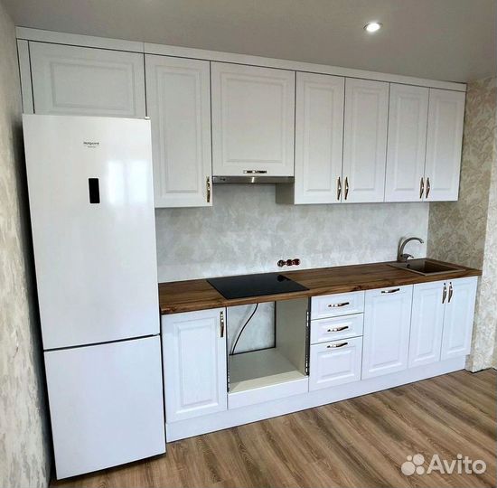 Кухонный гарнитур с пеналом и полками