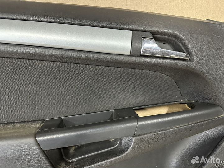 Обшивка двери передняя левая Opel Astra H GTC