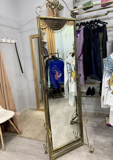 Аренда рейла вешалки полки в шоуруме