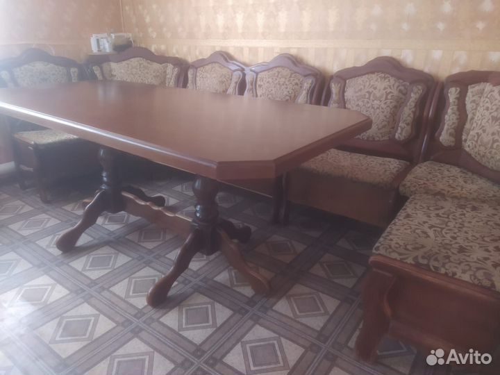 Кухонный уголок со столом
