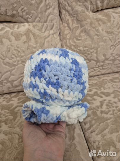 Голубой вязаный осьминог