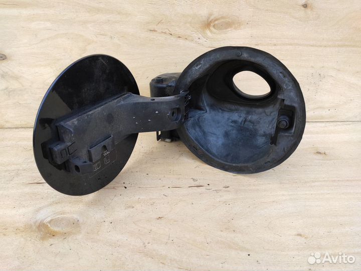 Лючок бензобака на Опель Astra J