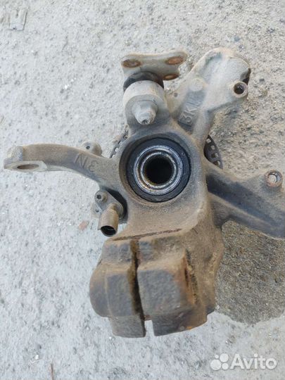 Поворотный кулак правый со ступицей Skoda Octavia