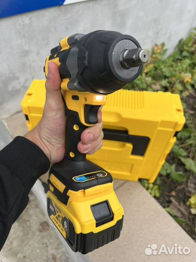 Гайковерт аккумуляторный Dewalt 700 N.m