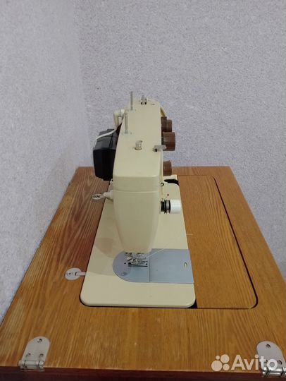 Швейная машина Чайка 142